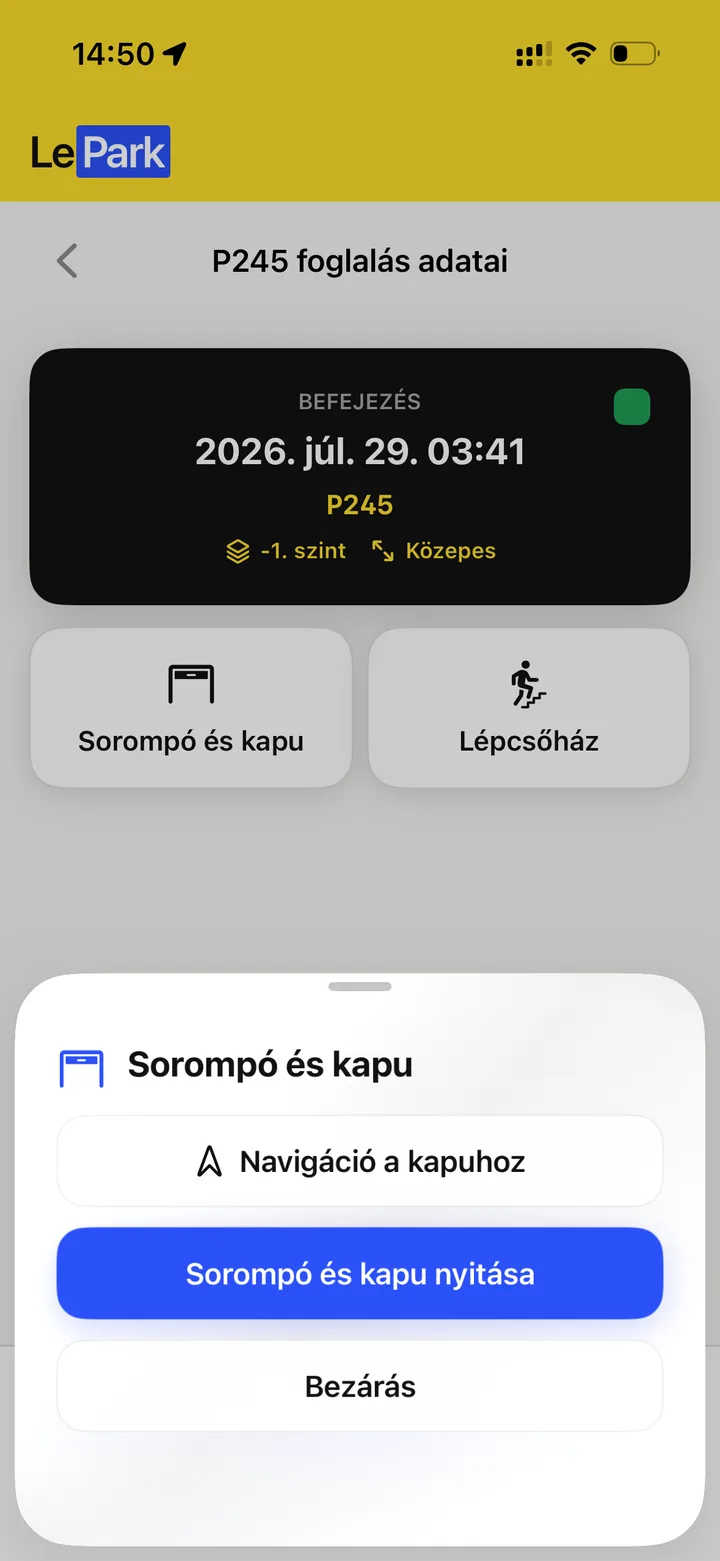 Egy aktív foglalás részletei a LePark bérlői felületén: a sorompó és a kapu nyitása a telefonról.